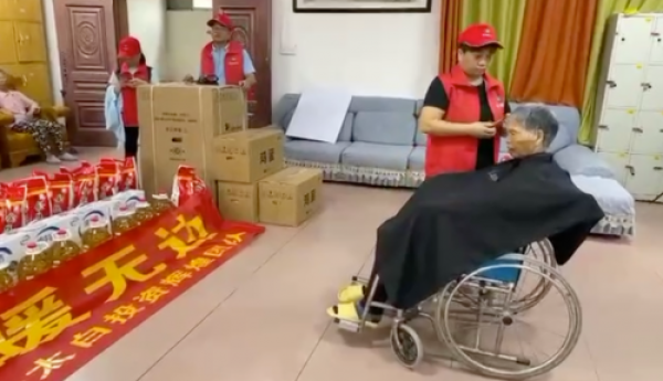 新加坡太白投资有限公司走进广西南宁市良庆区玉龙社区服务中心开展爱心活动​