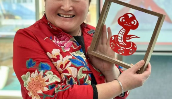 杨雪芬荣获“满族剪纸非物质文化遗产传承人”称号