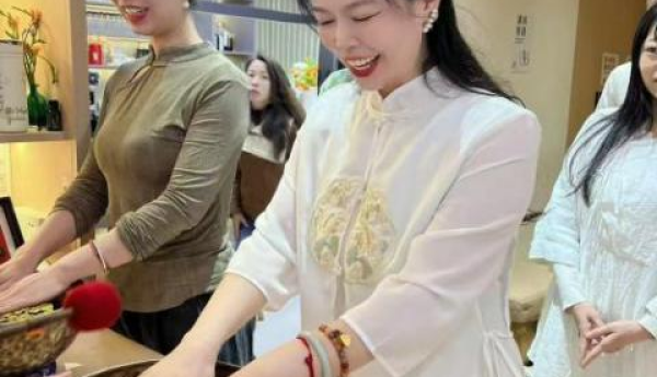 李智华荣获“李氏中医传统经络养生法非物质文化遗产传承人”称号