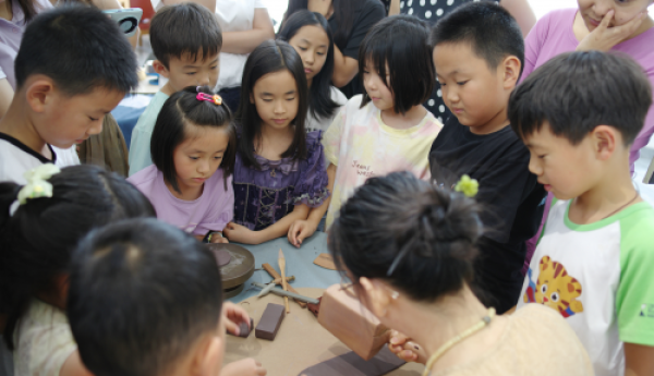 潘晶荣获“传统手工紫砂陶制作技艺非物质文化遗产传承人”称号