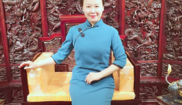 张荣欣荣获“京绣服饰制作技艺非物质文化遗产传承人”称号