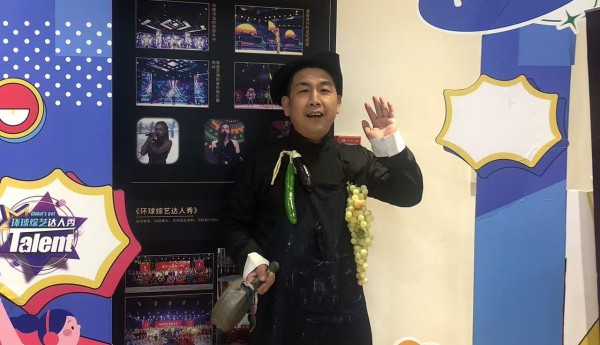 中国国际教育电视台节目制作中心郑光荣展示吆喝