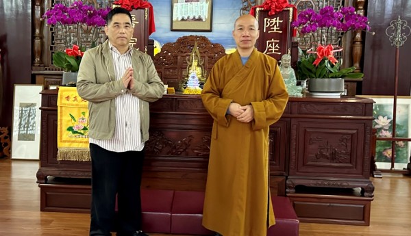 华琪舍利子博物馆张秋源博士参访禅宗祖庭，瞻礼六祖真身舍利