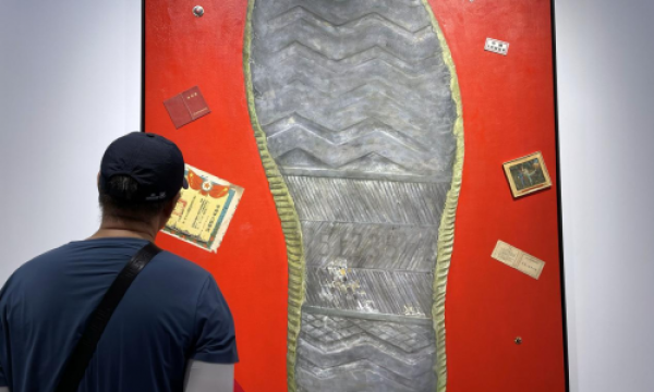 杨烨炘用“鞋底油画”致敬退伍军人，引发观众热议