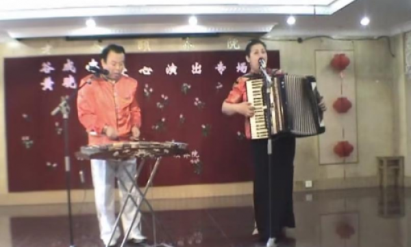 黄凰荣获“传统音乐手风琴演奏非物质文化遗产传承人”称号