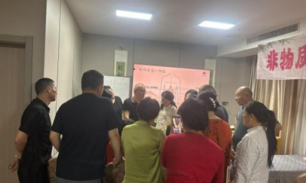 顾春喜荣获拾遗传承“中医古法腹疗技艺非物质文化遗产传承师”称号