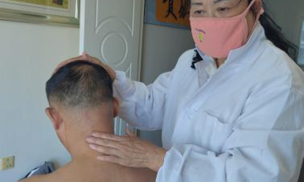 胡江琪荣获拾遗传承“胡氏抻筋捋骨推拿疗法非物质文化遗产传承人”称号