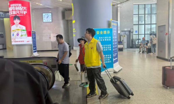 暑运路上的青春护航——记呼铁局暑运志愿者服务纪实