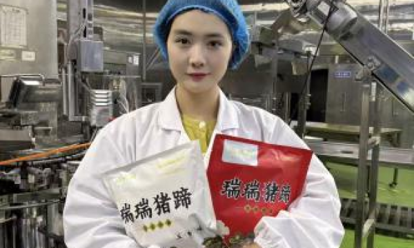 刘瑞荣获拾遗传承“瑞大厨古法猪手制作技艺非物质文化遗产传承人”称号