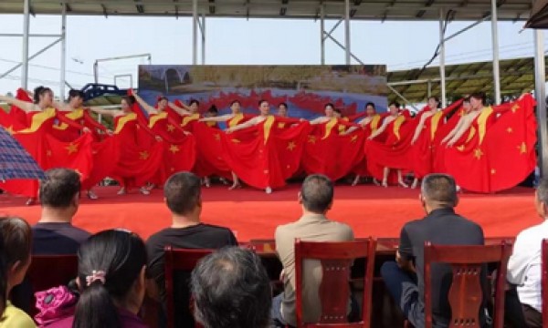春山村 送戏下乡欢乐重阳