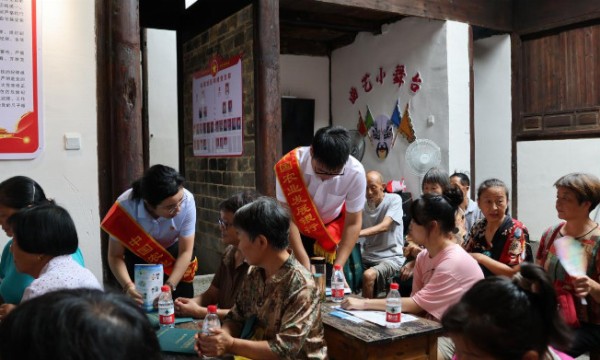 反洗钱知识进乡镇  “钱袋子”安全有保障 ——农发行黄山市黄山支行组织开展普惠金融服务宣传活动